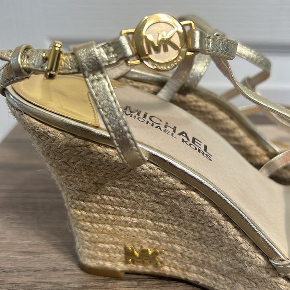 MICHAEL KORS WOMEN PALE GOLD KAMI T STRAPS WEDGE HERLS IN SIZE 8 M - Picture 3 of 8